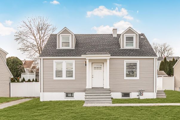 Exterior, Facade, Cape Cod