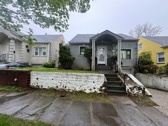 Exterior, Facade, Ranch