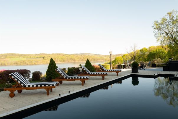 Exterior, Lake