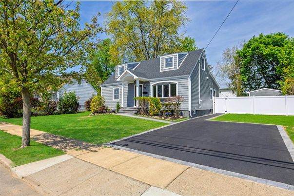 Exterior, Facade, Cape Cod
