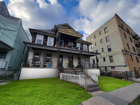 Exterior, Facade, American Foursquare