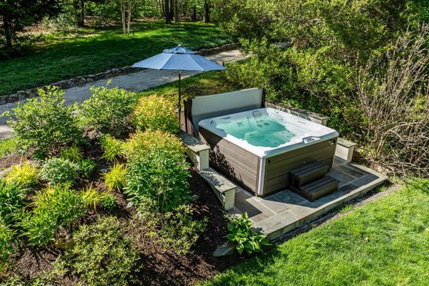 Exterior, Hot Tub