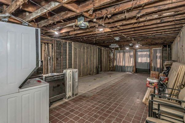 Interior, Washer, Wooden Beams