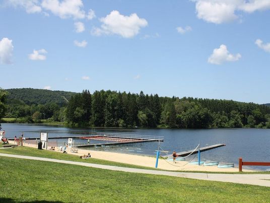 Exterior, Lake