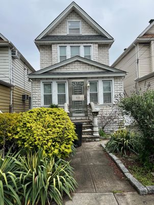 Exterior, Facade, Queen Anne Victorian
