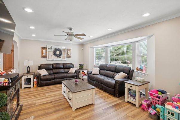 Interior, Living room, Recessed Lighting, Wood Texture Flooring