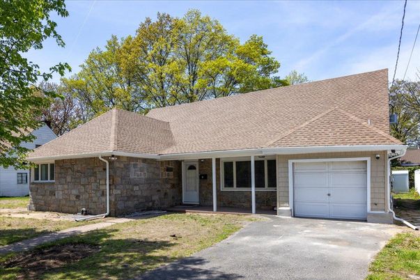 Attached, Exterior, Facade, Ranch