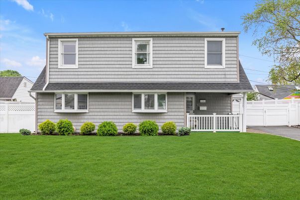 Exterior, Facade, Split Level