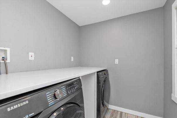 Interior, Recessed Lighting, Washer, Wood Texture Flooring