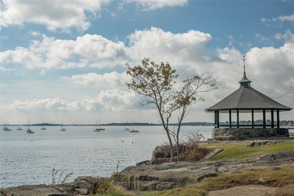 Exterior, Lake