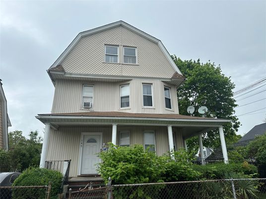 Exterior, Facade, Queen Anne Victorian