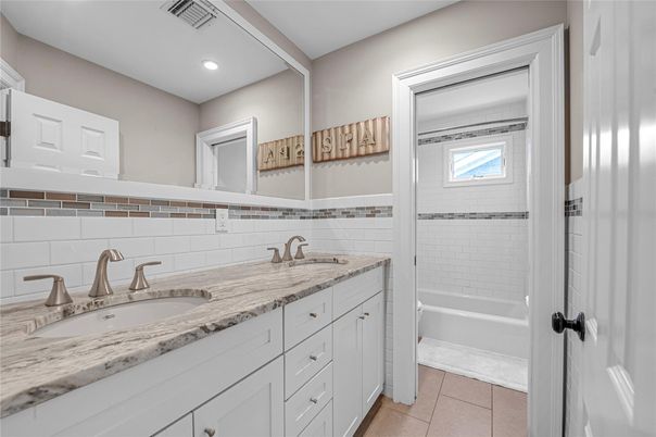 Bathroom, Dual Sink Vanities, Interior, Recessed Lighting