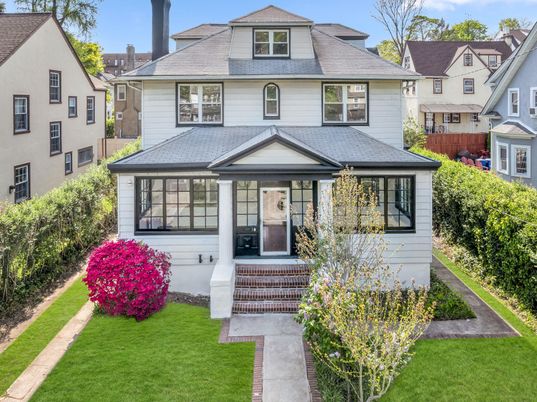 Exterior, Facade, American Foursquare