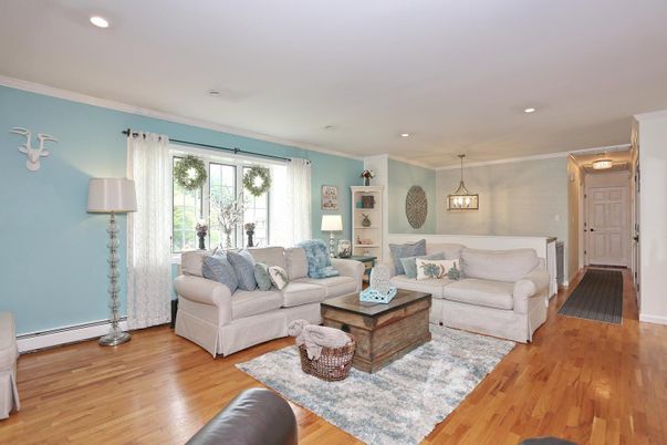 Interior, Living room, Pendant Lights, Recessed Lighting, Wood Texture Flooring