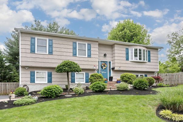 Exterior, Facade, Raised Ranch