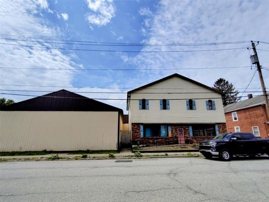 Exterior, Facade, Brick Facade, Raised Ranch