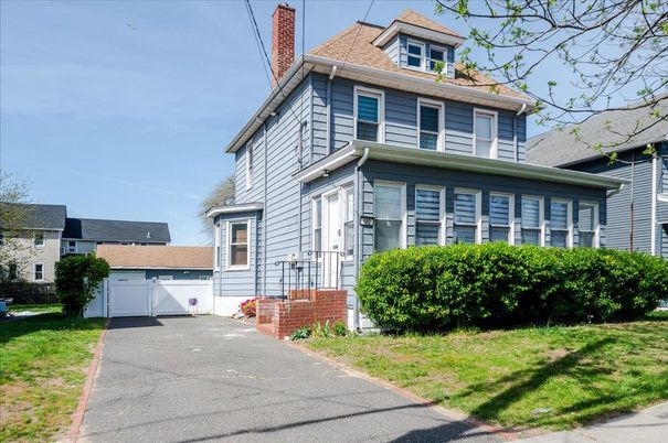 Exterior, Facade, American Foursquare