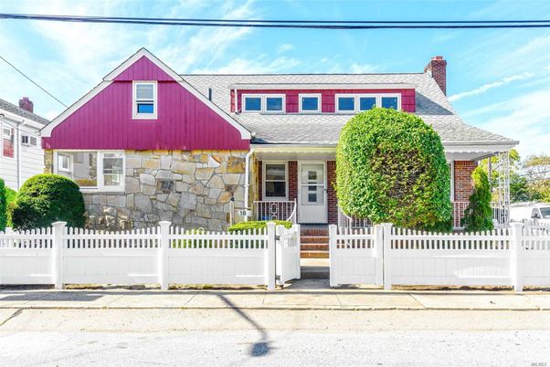 Exterior, Facade, Cape Cod