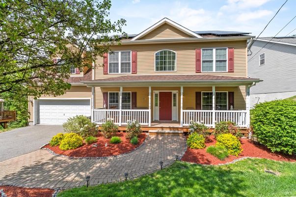 Attached, Exterior, Facade, Solar Panels, American Foursquare