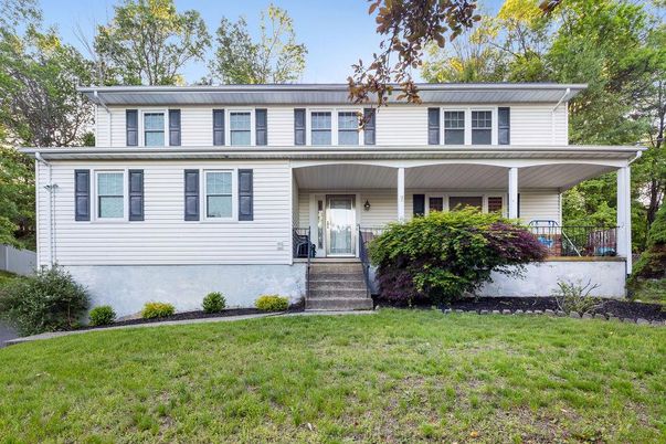 Exterior, Facade, Raised Ranch