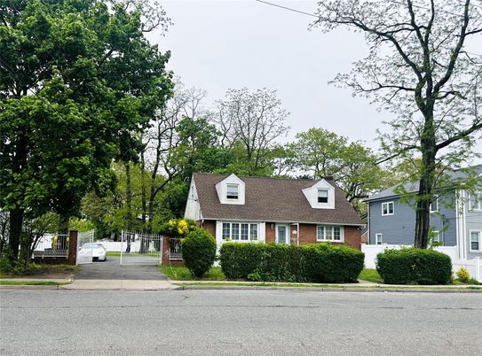 Exterior, Facade, Brick Facade, Cape Cod