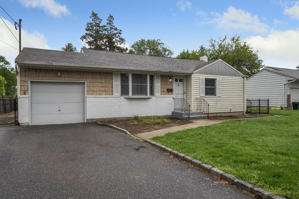 Attached, Exterior, Facade, Ranch