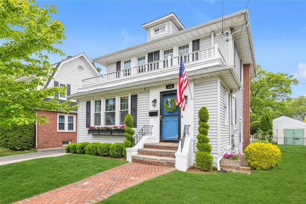 Exterior, Facade, Brick Facade, American Foursquare