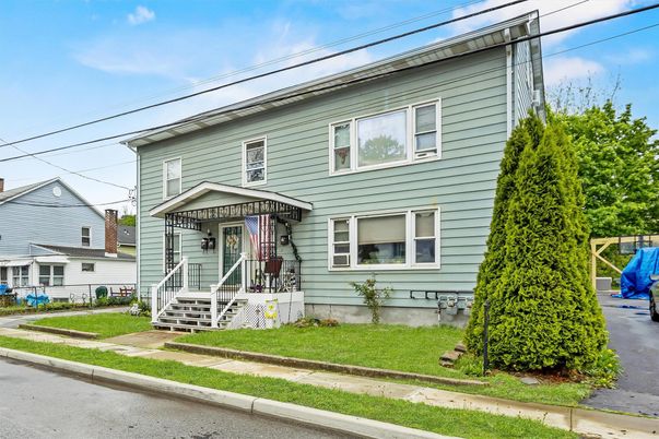 Exterior, Facade, American Foursquare