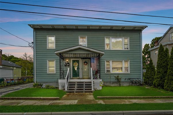 Exterior, Facade, American Foursquare