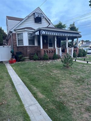 Exterior, Facade, Brick Facade, Queen Anne Victorian