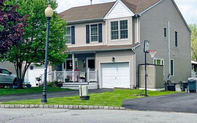 Attached, Exterior, Facade, Rowhouse