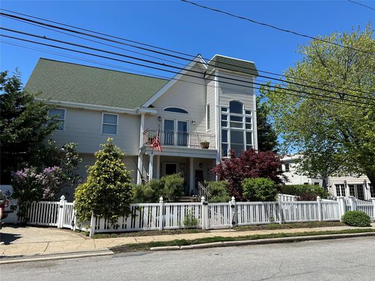 Exterior, Facade, Queen Anne Victorian