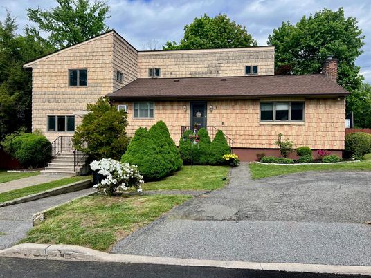 Exterior, Facade, Cape Cod