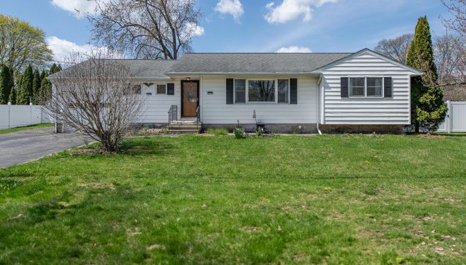 Attached, Exterior, Facade, Cape Cod
