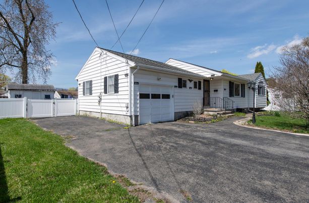 Attached, Exterior, Facade, Cape Cod