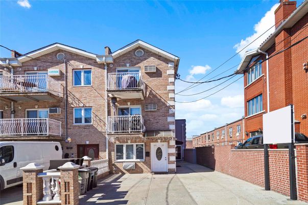 Exterior, Facade, Brick Facade, Rowhouse