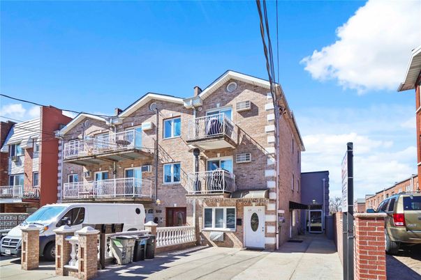 Exterior, Facade, Brick Facade, Rowhouse