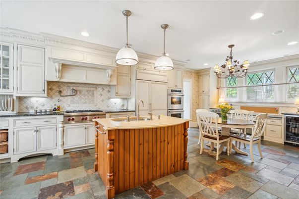 Chandelier, Dining room, Interior, Kitchen, Pendant Lights, Recessed Lighting, Stainless Steel Appliances