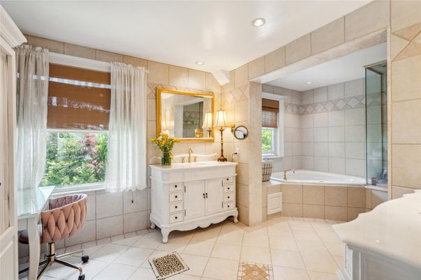 Bathroom, Dual Sink Vanities, Interior, Recessed Lighting