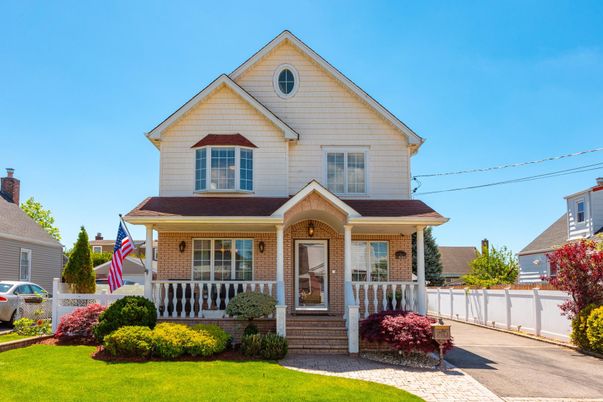 Exterior, Facade, Brick Facade, Queen Anne Victorian