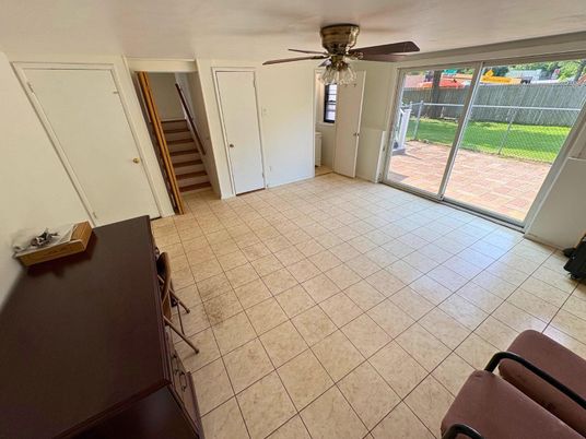 Empty room, Interior