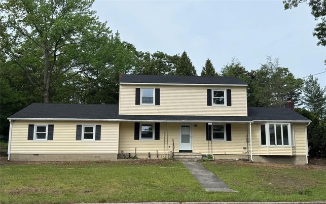 Exterior, Facade, Split Level