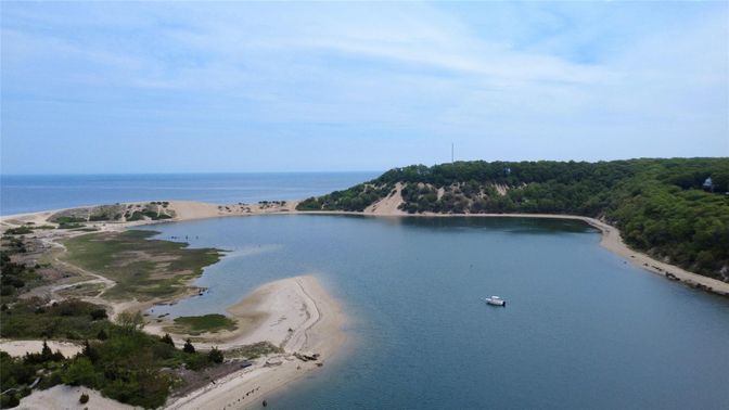 Exterior, Lake