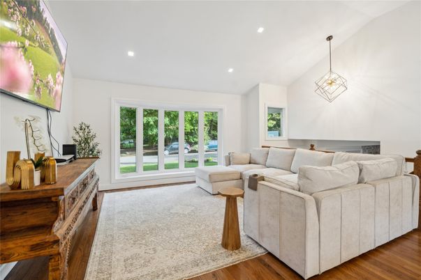 Interior, Living room, Pendant Lights, Piano, Recessed Lighting, Wood Texture Flooring