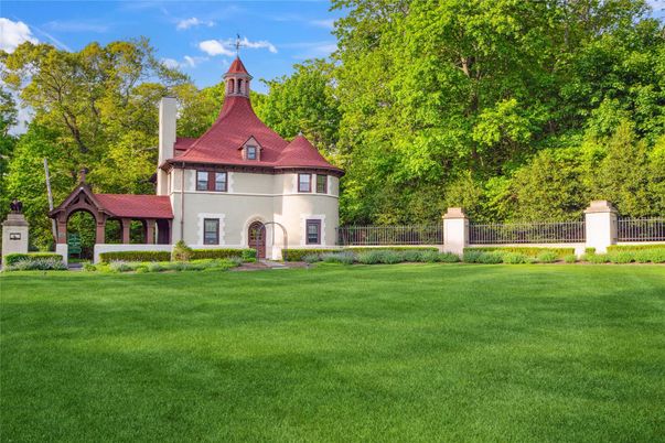 Backyard, Exterior, Facade, Queen Anne Victorian