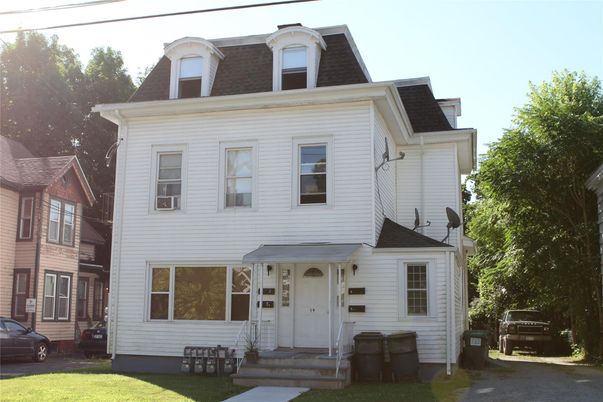 Exterior, Facade, Queen Anne Victorian
