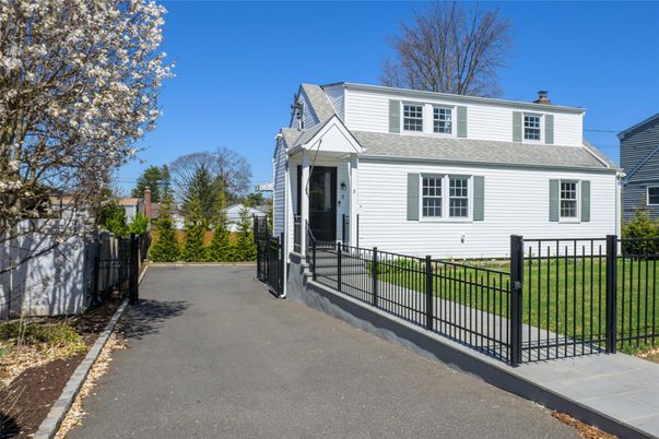 Exterior, Facade, Cape Cod