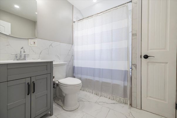 Bathroom, Interior, Marble, Marble Walls, Recessed Lighting