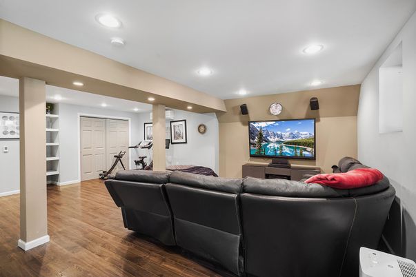 Fitness Equipment, Interior, Living room, Recessed Lighting, Wood Texture Flooring