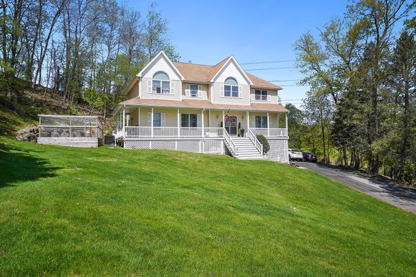 Backyard, Exterior, Facade, Queen Anne Victorian